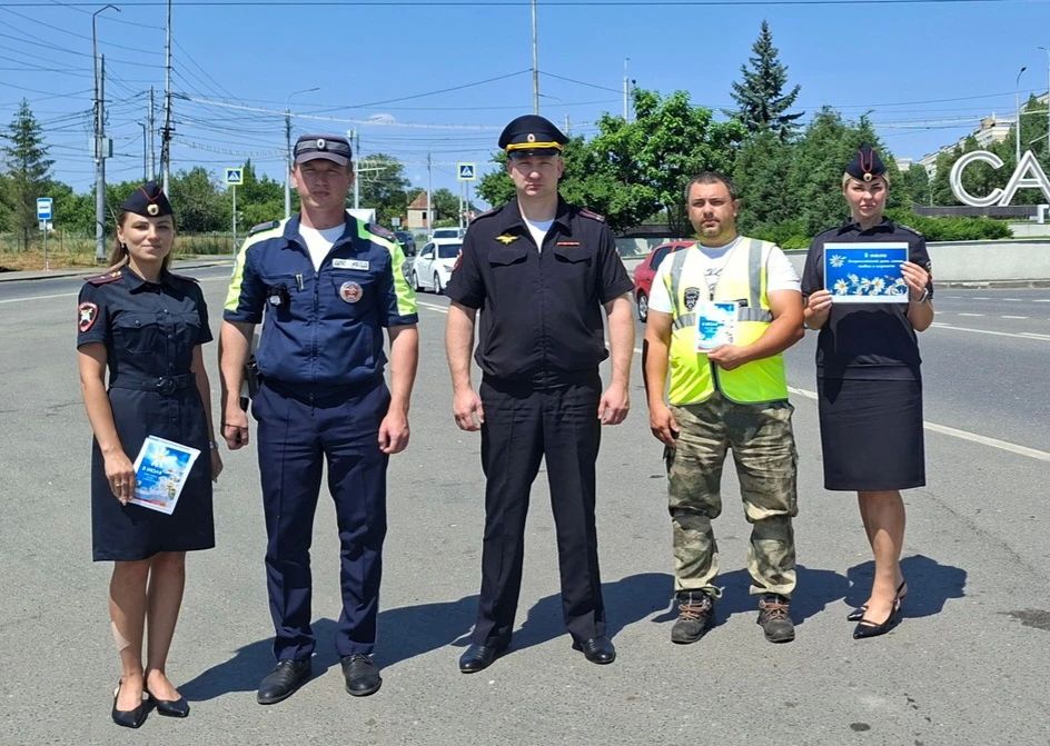 Саратовские госавтоинспекторы в #ДеньСемьиЛюбвииВерности провели праздничную акцию «Вместе на пути к безопасности!» Саратовские госавтоинспекторы в #ДеньСемьиЛюбвииВерности провели праздничную акцию «Вместе на пути к безопасности!»