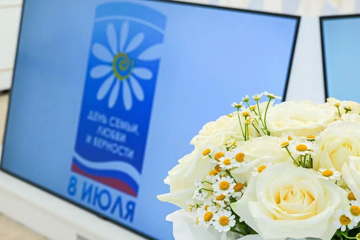 Губернатор Роман Бусаргин вручил саратовским семьям медали «За любовь и верность» Губернатор Роман Бусаргин вручил саратовским семьям медали «За любовь и верность»
