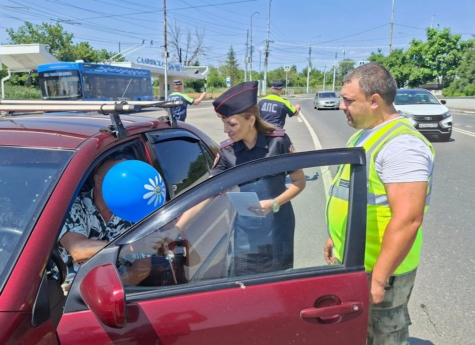 Саратовские госавтоинспекторы в #ДеньСемьиЛюбвииВерности провели праздничную акцию «Вместе на пути к безопасности!» Саратовские госавтоинспекторы в #ДеньСемьиЛюбвииВерности провели праздничную акцию «Вместе на пути к безопасности!»