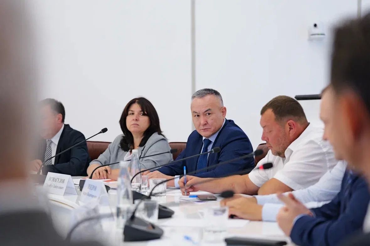 Роман Бусаргин: Продолжаем цикл совещаний, посвященных ключевым отраслям экономики Саратовской области Роман Бусаргин: Продолжаем цикл совещаний, посвященных ключевым отраслям экономики Саратовской области