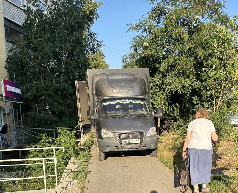 Жители Саратова возмущены хамством водителя «Газели», который устроил загрузку прям на пешеходной зоне