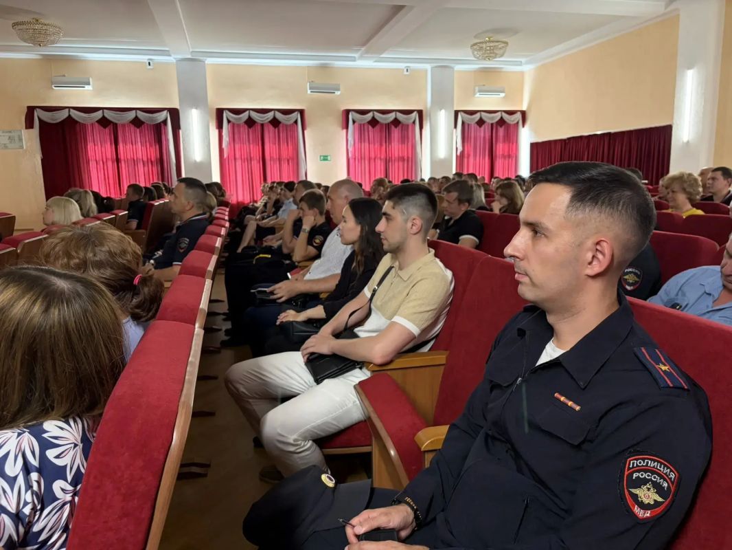 В День семьи, любви и верности в областном главке состоялся Единый день государственно-правового информирования, посвященный теме «Духовные скрепы России: крепкая семья — основа государства, нравственности и правопорядка» В День семьи, любви и верности в областном главке состоялся Единый день государственно-правового информирования, посвященный теме «Духовные скрепы России: крепкая семья — основа государства, нравственности и правопорядка»