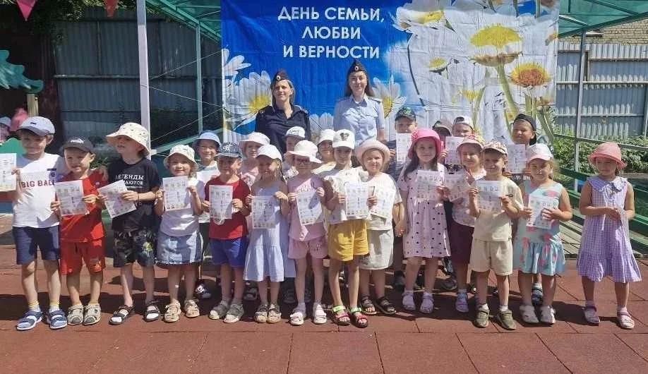 В Саратове в День семьи, любви и верности транспортные полицейские провели профилактическую беседу с несовершеннолетними