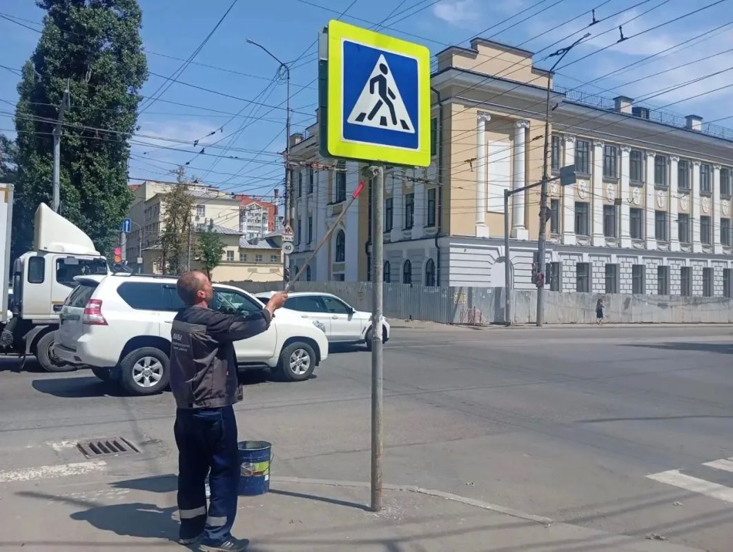 Уборка города. Коммунальные службы осуществляют уборку дорог и тротуаров, мойку и ремонт остановочных павильонов, уход за зелеными зонами, подбор мусора, а также ремонт дорожных знаков и ограждений Уборка города. Коммунальные службы осуществляют уборку дорог и тротуаров, мойку и ремонт остановочных павильонов, уход за зелеными зонами, подбор мусора, а также ремонт дорожных знаков и ограждений