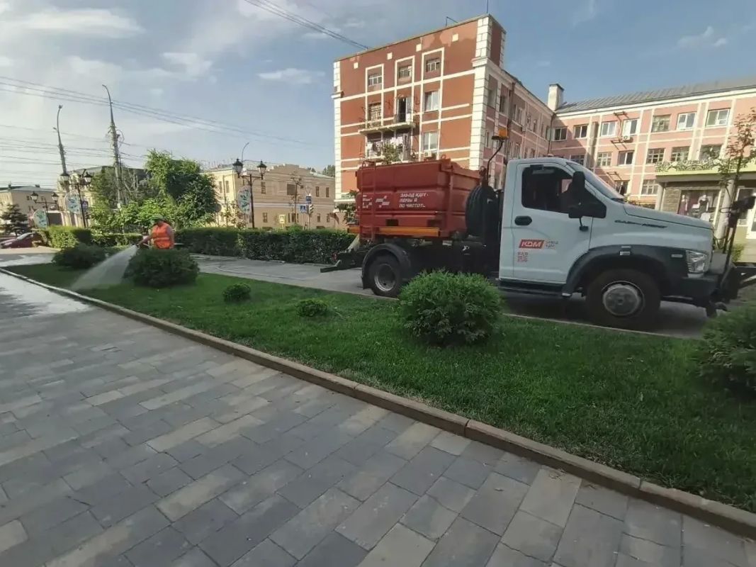 Уборка города. Коммунальные службы осуществляют уборку дорог и тротуаров, мойку и ремонт остановочных павильонов, уход за зелеными зонами, подбор мусора, а также ремонт дорожных знаков и ограждений Уборка города. Коммунальные службы осуществляют уборку дорог и тротуаров, мойку и ремонт остановочных павильонов, уход за зелеными зонами, подбор мусора, а также ремонт дорожных знаков и ограждений