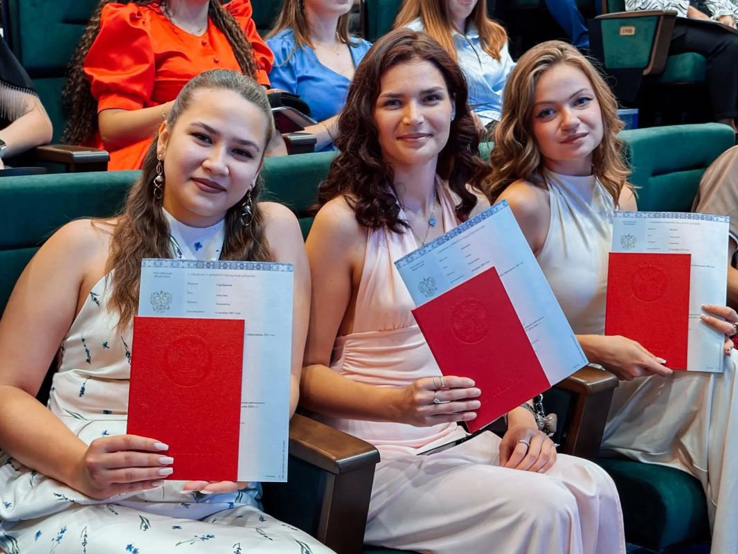 Старт в профессиональную жизнь! Балаковские сотрудники полиции приняли участие в торжественной церемонии вручения дипломов о высшем и среднем профессиональном образовании Старт в профессиональную жизнь! Балаковские сотрудники полиции приняли участие в торжественной церемонии вручения дипломов о высшем и среднем профессиональном образовании