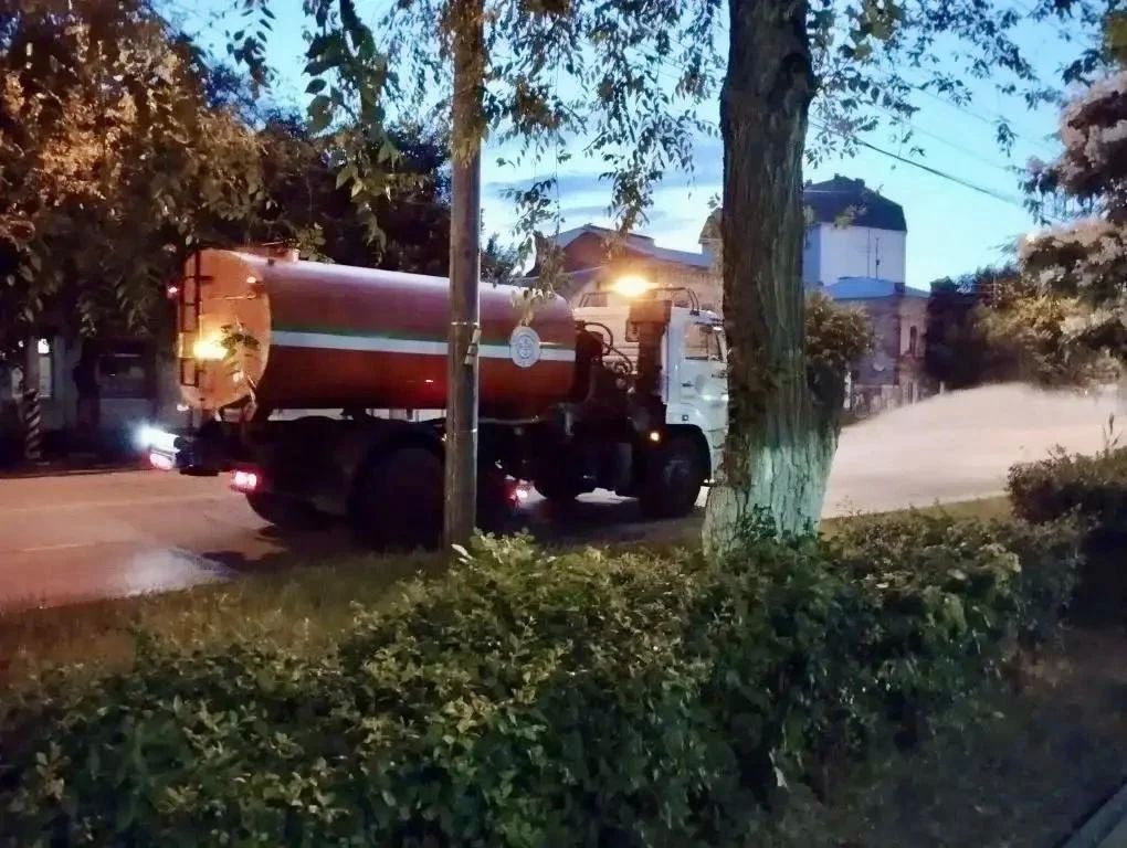 В условиях установившейся погоды на особом контроле - соблюдение графика полива зелёных насаждений в парках и скверах города В условиях установившейся погоды на особом контроле - соблюдение графика полива зелёных насаждений в парках и скверах города