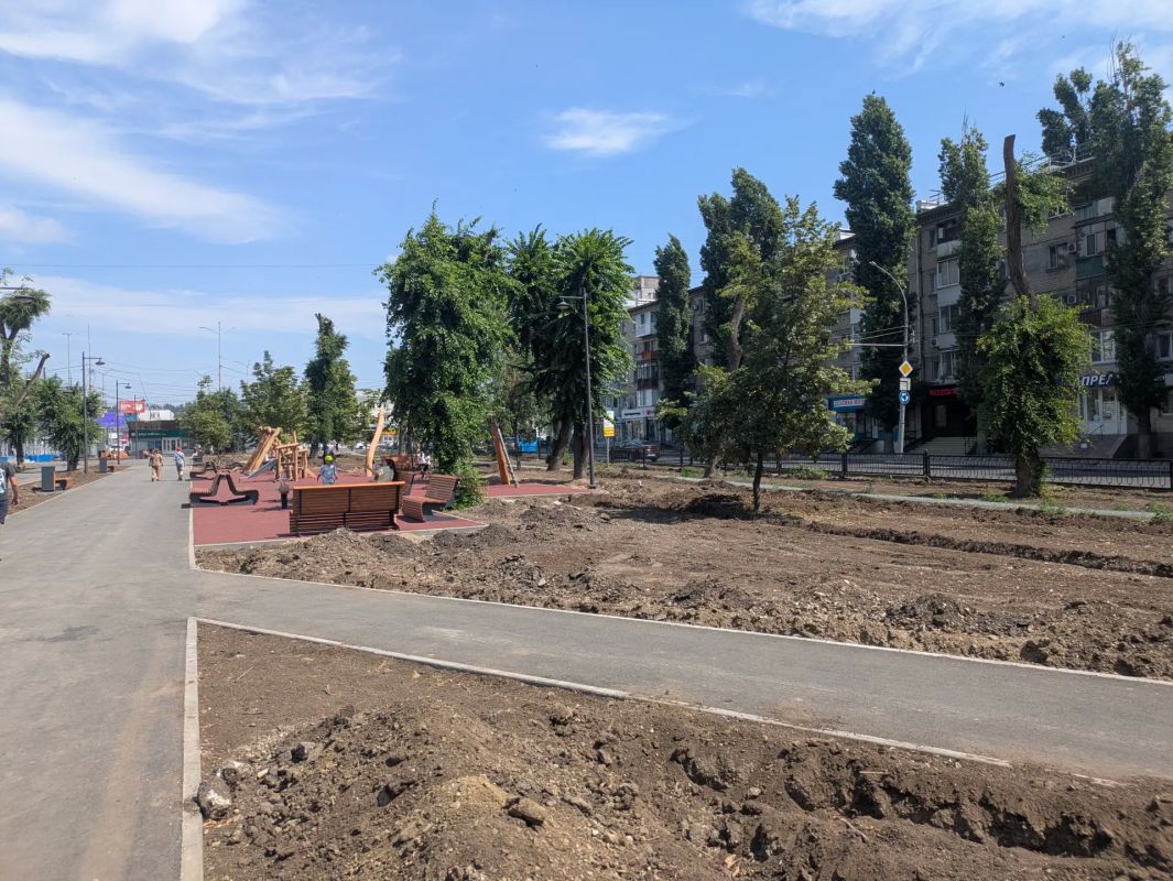 Обновленный сквер на Астраханской: саратовцы жалуются на отсутствие деревьев Обновленный сквер на Астраханской: саратовцы жалуются на отсутствие деревьев
