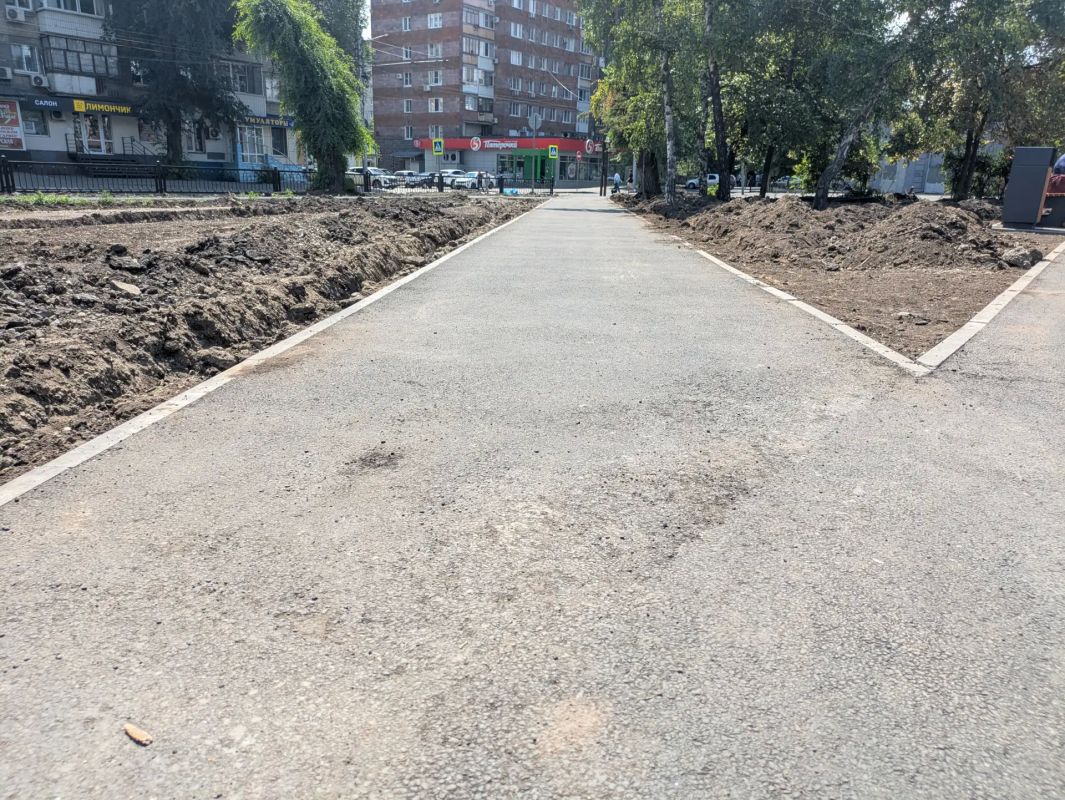 Обновленный сквер на Астраханской: саратовцы жалуются на отсутствие деревьев Обновленный сквер на Астраханской: саратовцы жалуются на отсутствие деревьев