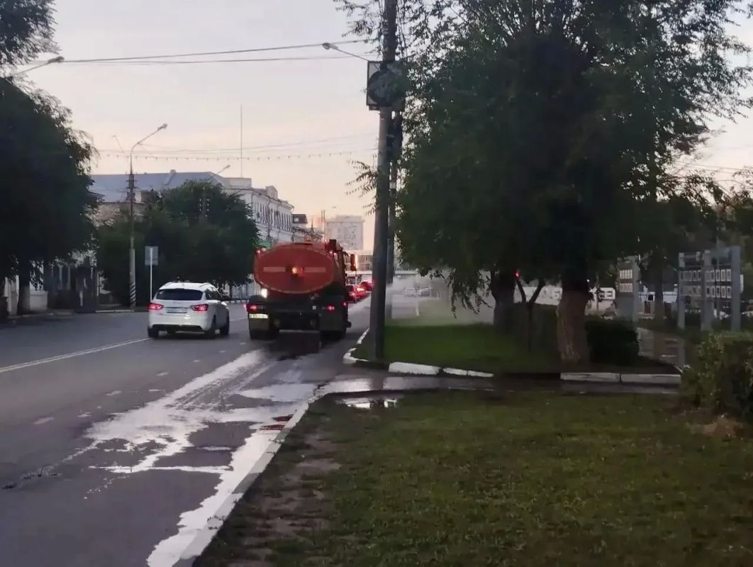 В условиях установившейся погоды на особом контроле - соблюдение графика полива зелёных насаждений в парках и скверах города В условиях установившейся погоды на особом контроле - соблюдение графика полива зелёных насаждений в парках и скверах города