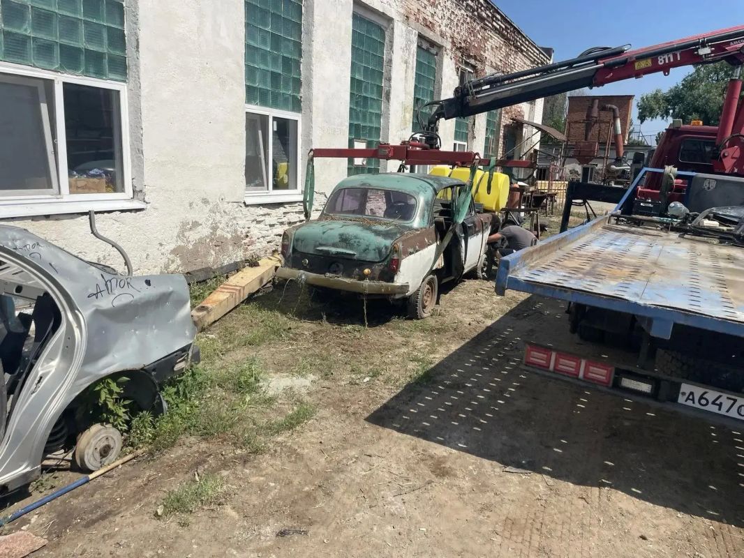 В Энгельсе эвакуировали очередной брошенный автомобиль В Энгельсе эвакуировали очередной брошенный автомобиль
