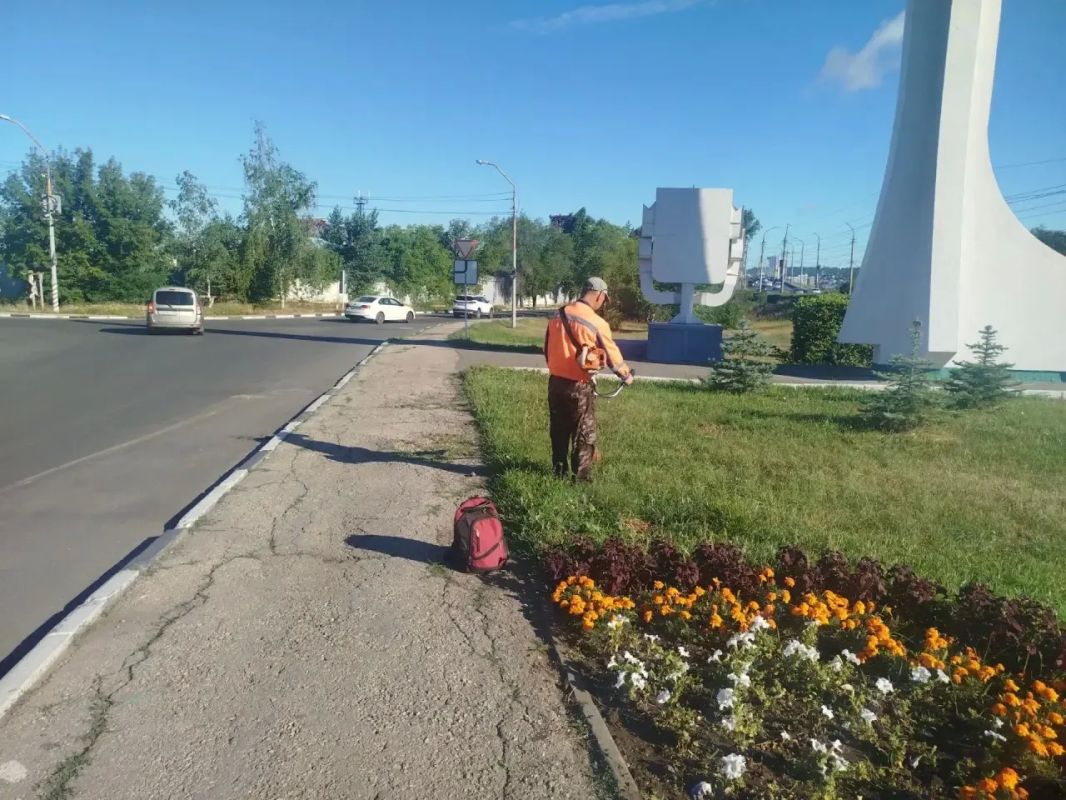 Покос камыша и сорной растительности Сотрудники МКУ «Городское хозяйство» ежедневно проводят работы по покосу камыша, используя как ручной, так и механизированный способы Покос камыша и сорной растительности Сотрудники МКУ «Городское хозяйство» ежедневно проводят работы по покосу камыша, используя как ручной, так и механизированный способы