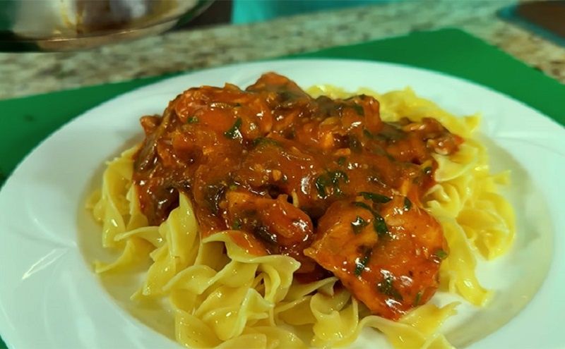 Гуляш из курицы по-венгерски: простая густая подлива и нежное мясо дома