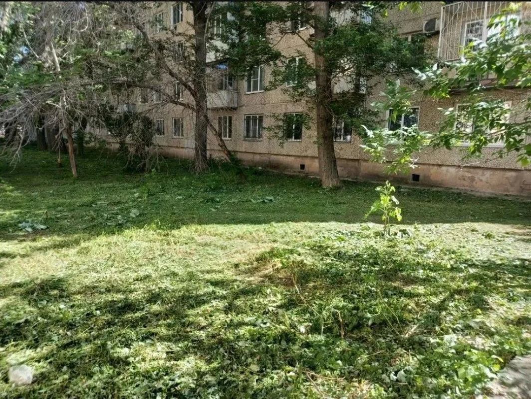 По поручению главы района Максима Леонова в Энгельсе усилена работа с управляющими компаниями по покосу сорной растительности во дворах многоквартирных домов По поручению главы района Максима Леонова в Энгельсе усилена работа с управляющими компаниями по покосу сорной растительности во дворах многоквартирных домов