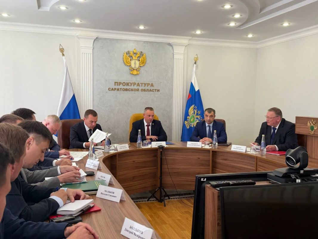 В г. Саратове начальник управления Генеральной прокуратуры Российской Федерации по Приволжскому федеральному округу Денис Воронин провел оперативное совещание с представителями правоохранительных и контролирующих органов... В г. Саратове начальник управления Генеральной прокуратуры Российской Федерации по Приволжскому федеральному округу Денис Воронин провел оперативное совещание с представителями правоохранительных и контролирующих органов...