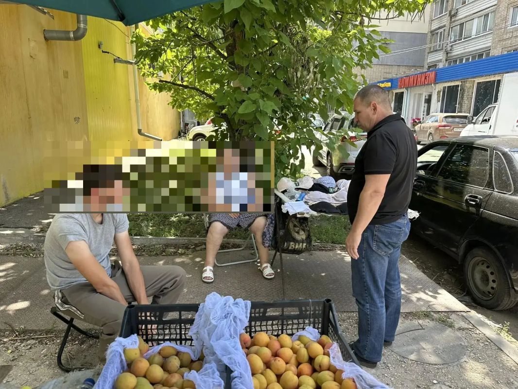 По поручению главы Энгельсского района Максима Леонова специалисты управления муниципального контроля и административной практики продолжают борьбу с незаконной торговлей По поручению главы Энгельсского района Максима Леонова специалисты управления муниципального контроля и административной практики продолжают борьбу с незаконной торговлей