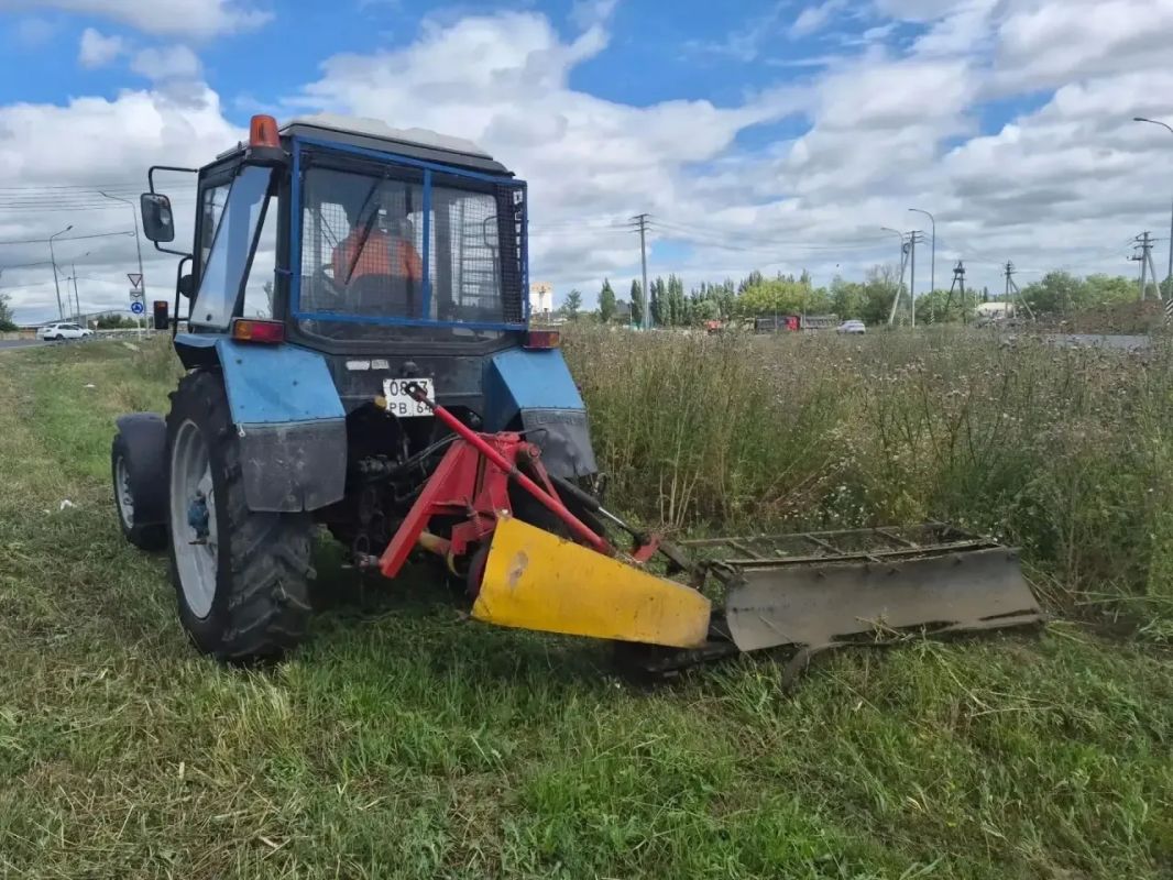 Уборка города. Коммунальные службы осуществляют уборку дорог и тротуаров, мойку и ремонт остановочных павильонов, уход за зелеными зонами, подбор мусора, а также ремонт дорожных знаков и ограждений Уборка города. Коммунальные службы осуществляют уборку дорог и тротуаров, мойку и ремонт остановочных павильонов, уход за зелеными зонами, подбор мусора, а также ремонт дорожных знаков и ограждений