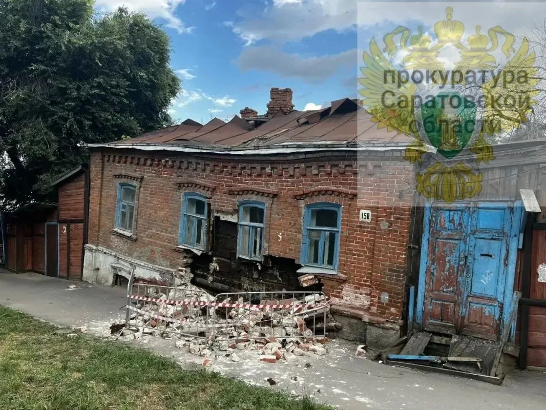 Прокуратура Волжского района города Саратова поставила на контроль устранение последствий частичного обрушения фасадной части нежилого строения