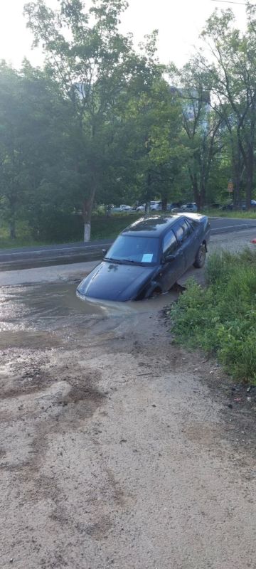 В Саратове автомобиль провалился в яму, — сообщает подписчик