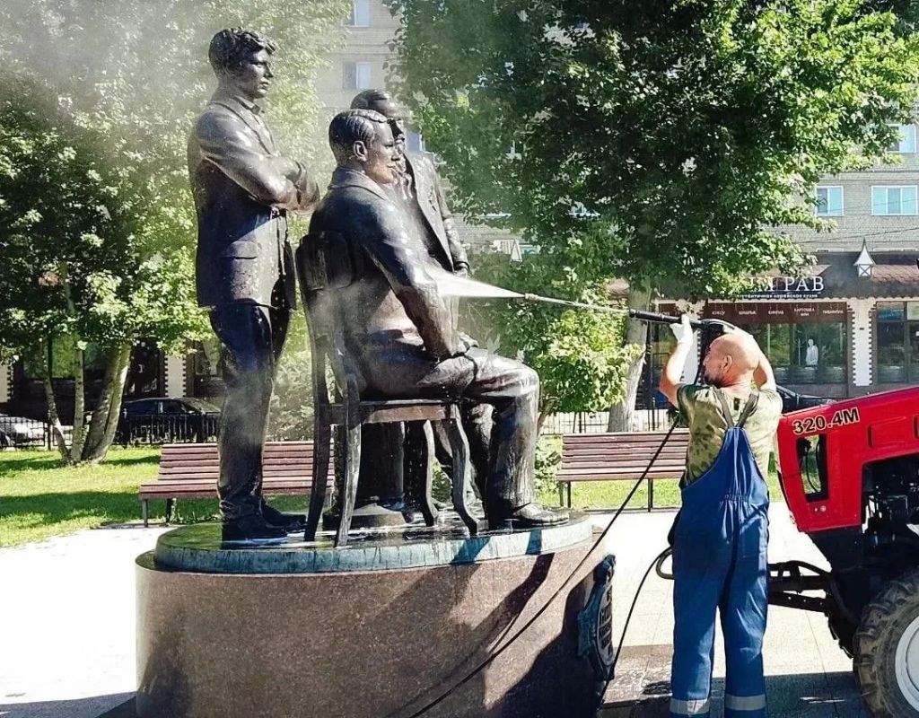 Уборка города. Коммунальные службы осуществляют уборку дорог и тротуаров, мойку и ремонт остановочных павильонов, уход за зелеными зонами, подбор мусора, а также ремонт дорожных знаков и ограждений Уборка города. Коммунальные службы осуществляют уборку дорог и тротуаров, мойку и ремонт остановочных павильонов, уход за зелеными зонами, подбор мусора, а также ремонт дорожных знаков и ограждений