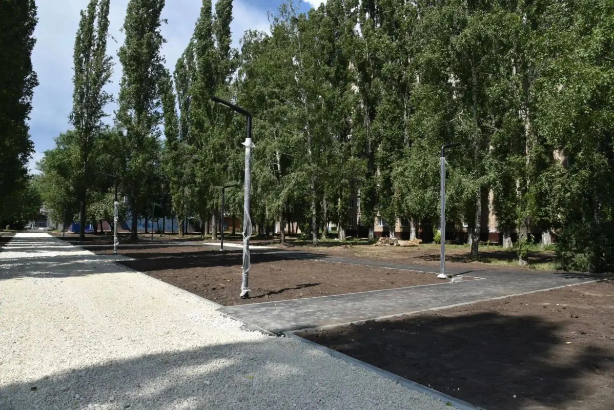 На Проспекте Героев у «Золушки» продолжается благоустройство нового сквера На Проспекте Героев у «Золушки» продолжается благоустройство нового сквера