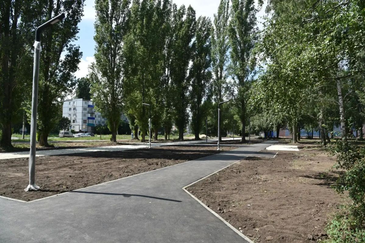 На Проспекте Героев у «Золушки» продолжается благоустройство нового сквера На Проспекте Героев у «Золушки» продолжается благоустройство нового сквера