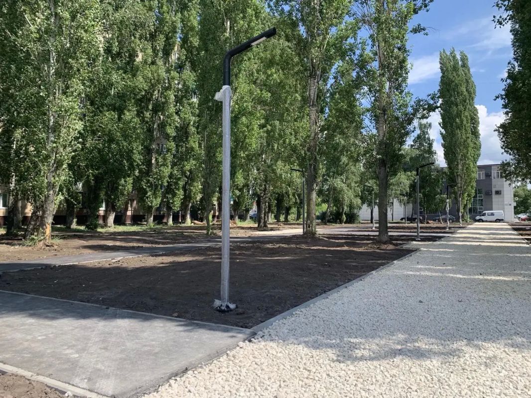 На Проспекте Героев у «Золушки» продолжается благоустройство нового сквера На Проспекте Героев у «Золушки» продолжается благоустройство нового сквера