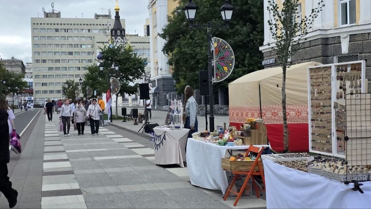 На Волжской в Саратове — праздничная программа с участием вокалистов, хореографических коллективов и ремесленников в рамках этнокультурного фестиваля "В семье единой". Мероприятие приурочено ко Дню фольклора На Волжской в Саратове — праздничная программа с участием вокалистов, хореографических коллективов и ремесленников в рамках этнокультурного фестиваля "В семье единой". Мероприятие приурочено ко Дню фольклора