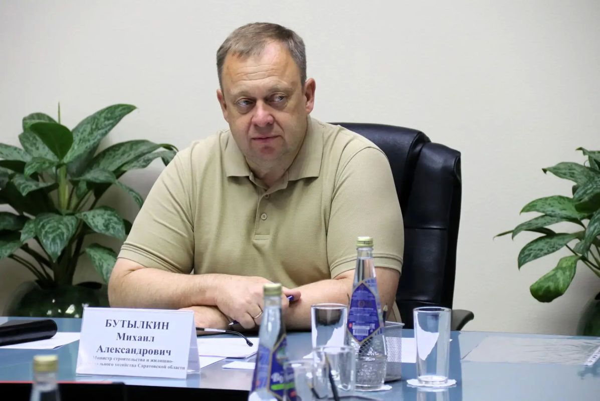 Сегодня министр строительства и ЖКХ области Михаил Бутылкин провел личный прием граждан в здании администрации Татищевского района