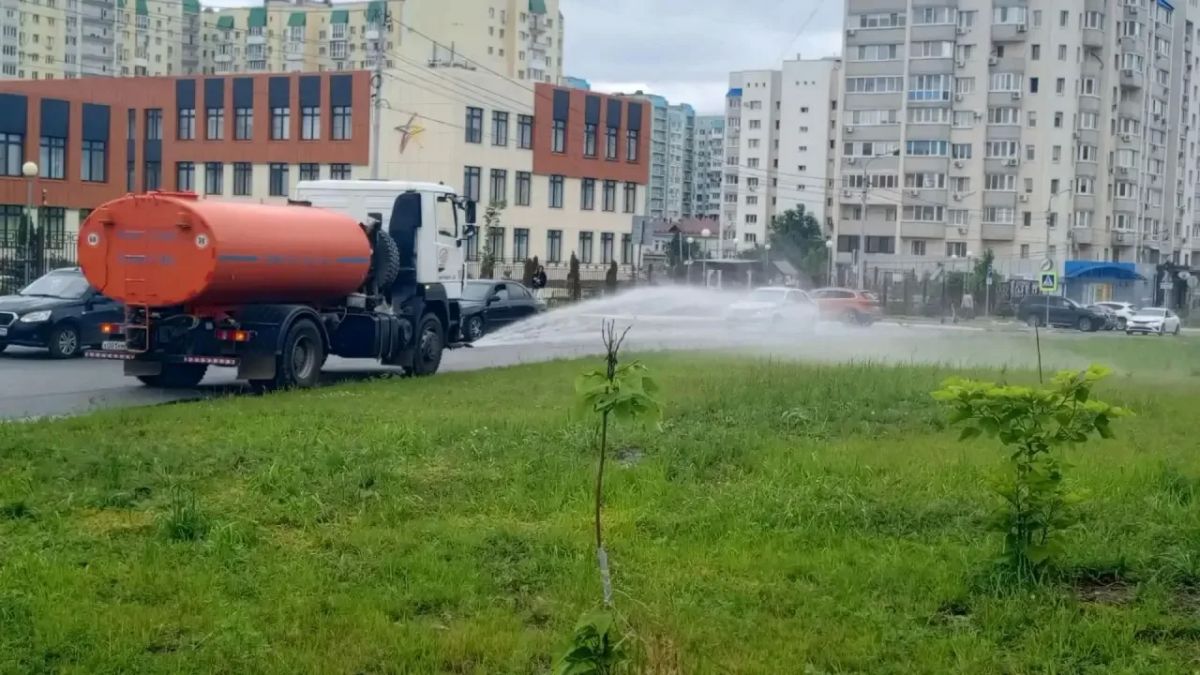 Уборка города. Коммунальные службы осуществляют уборку дорог и тротуаров, мойку и ремонт остановочных павильонов, уход за зелеными зонами, подбор мусора, а также ремонт дорожных знаков и ограждений Уборка города. Коммунальные службы осуществляют уборку дорог и тротуаров, мойку и ремонт остановочных павильонов, уход за зелеными зонами, подбор мусора, а также ремонт дорожных знаков и ограждений