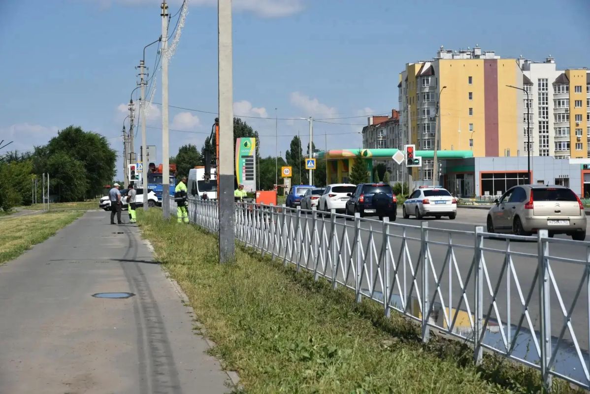 Вдоль Набережной у моста Победы устанавливают пешеходные направляющие Вдоль Набережной у моста Победы устанавливают пешеходные направляющие
