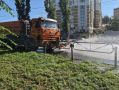 Уборка города. Коммунальные службы осуществляют уборку дорог и тротуаров, мойку и ремонт остановочных павильонов, уход за зелеными зонами, подбор мусора, а также ремонт дорожных знаков и ограждений