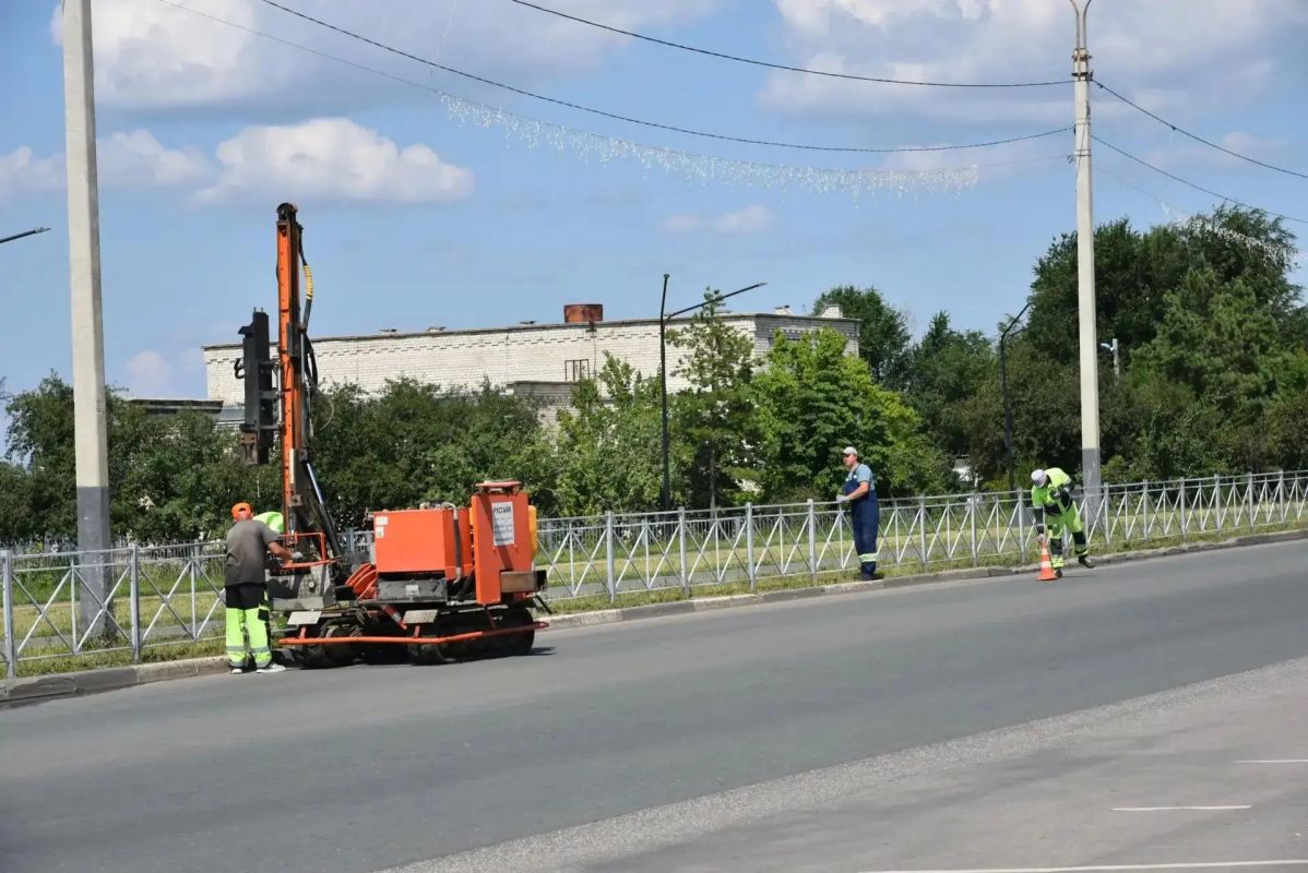 Вдоль Набережной у моста Победы устанавливают пешеходные направляющие Вдоль Набережной у моста Победы устанавливают пешеходные направляющие