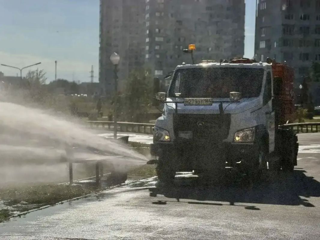 Уборка города. Коммунальные службы осуществляют уборку дорог и тротуаров, мойку и ремонт остановочных павильонов, уход за зелеными зонами, подбор мусора, а также ремонт дорожных знаков и ограждений Уборка города. Коммунальные службы осуществляют уборку дорог и тротуаров, мойку и ремонт остановочных павильонов, уход за зелеными зонами, подбор мусора, а также ремонт дорожных знаков и ограждений
