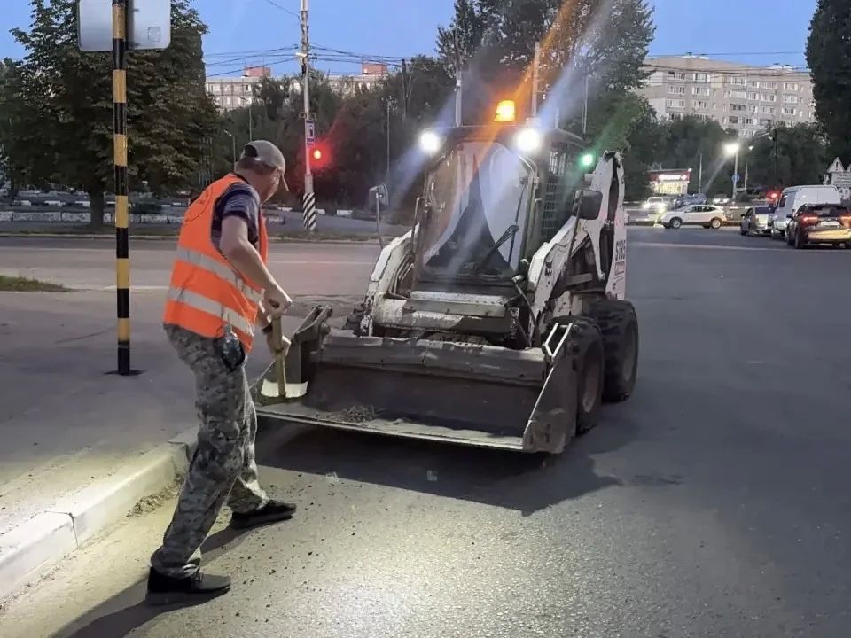 Уборка города. Коммунальные службы осуществляют уборку дорог и тротуаров, мойку и ремонт остановочных павильонов, уход за зелеными зонами, подбор мусора, а также ремонт дорожных знаков и ограждений Уборка города. Коммунальные службы осуществляют уборку дорог и тротуаров, мойку и ремонт остановочных павильонов, уход за зелеными зонами, подбор мусора, а также ремонт дорожных знаков и ограждений
