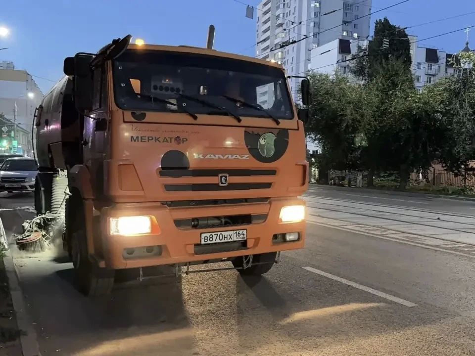 Уборка города. Коммунальные службы осуществляют уборку дорог и тротуаров, мойку и ремонт остановочных павильонов, уход за зелеными зонами, подбор мусора, а также ремонт дорожных знаков и ограждений Уборка города. Коммунальные службы осуществляют уборку дорог и тротуаров, мойку и ремонт остановочных павильонов, уход за зелеными зонами, подбор мусора, а также ремонт дорожных знаков и ограждений