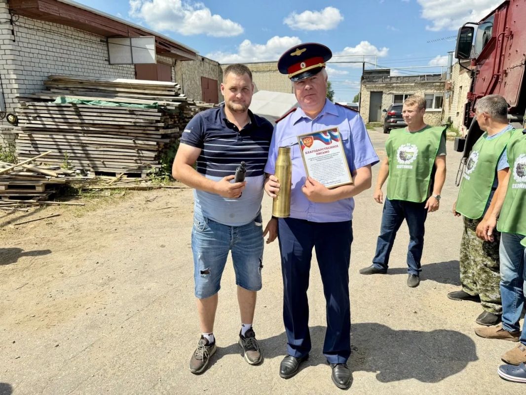 Офицеры следственного управления по Саратовской области в очередной раз организовали отправку гуманитарной помощи в зону СВО Офицеры следственного управления по Саратовской области в очередной раз организовали отправку гуманитарной помощи в зону СВО