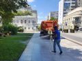 Уборка города. Коммунальные службы осуществляют уборку дорог и тротуаров, мойку и ремонт остановочных павильонов, уход за зелеными зонами, подбор мусора, а также ремонт дорожных знаков и ограждений
