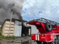 В центре Саратова из-за пожара повреждены гараж и частный дом