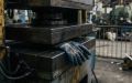 Рабочий сунул руки под пресс и получил тяжёлые травмы