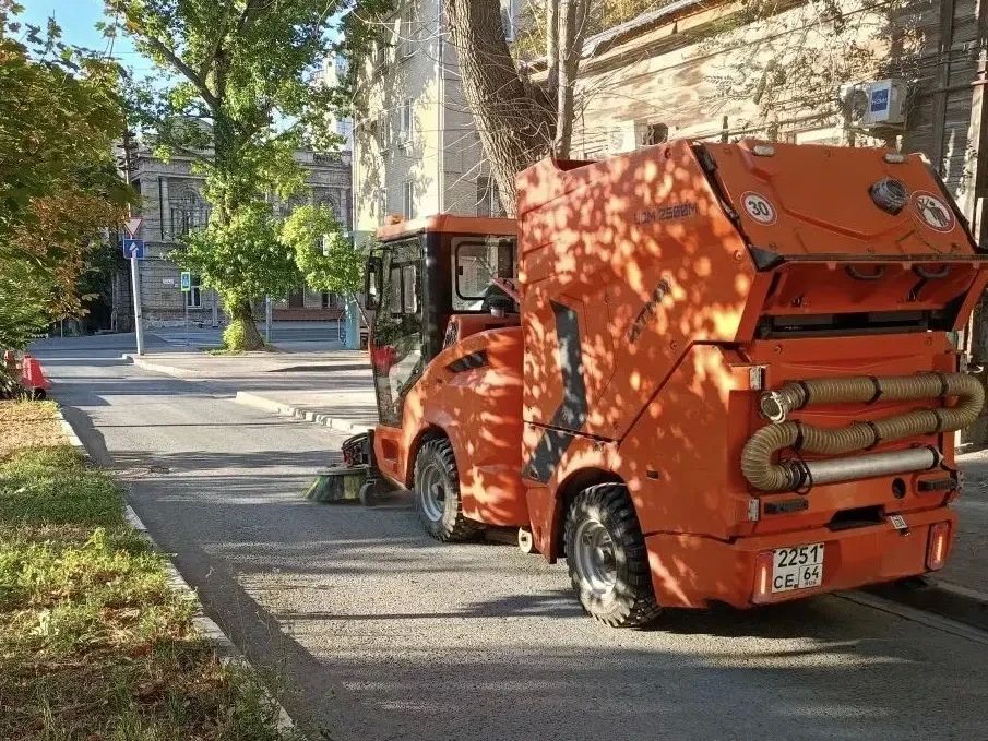 Уборка города. Коммунальные службы осуществляют уборку дорог и тротуаров, мойку и ремонт остановочных павильонов, уход за зелеными зонами, подбор мусора, а также ремонт дорожных знаков и ограждений