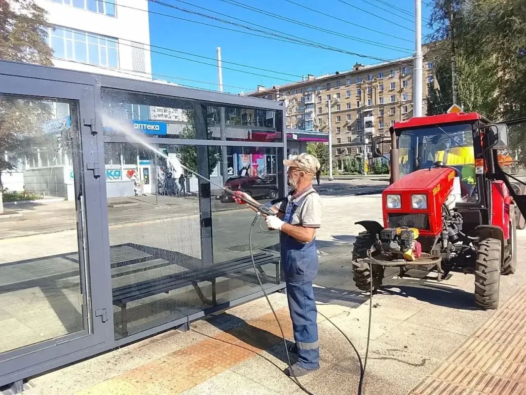 Уборка города. Коммунальные службы осуществляют уборку дорог и тротуаров, мойку и ремонт остановочных павильонов, уход за зелеными зонами, подбор мусора, а также ремонт дорожных знаков и ограждений Уборка города. Коммунальные службы осуществляют уборку дорог и тротуаров, мойку и ремонт остановочных павильонов, уход за зелеными зонами, подбор мусора, а также ремонт дорожных знаков и ограждений