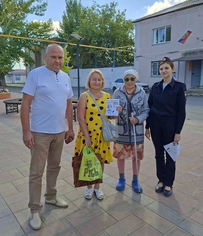 Полицейские и общественники в преддверии нового учебного года напомнили жителям Ершова о правилах безопасности Полицейские и общественники в преддверии нового учебного года напомнили жителям Ершова о правилах безопасности
