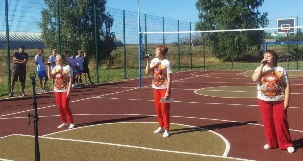В селе Новая Красавка Лысогорского района торжественно открыли новую спортивную площадку В селе Новая Красавка Лысогорского района торжественно открыли новую спортивную площадку