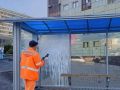 Уборка города. Коммунальные службы осуществляют уборку дорог и тротуаров, мойку и ремонт остановочных павильонов, уход за зелеными зонами, подбор мусора, а также ремонт дорожных знаков и ограждений