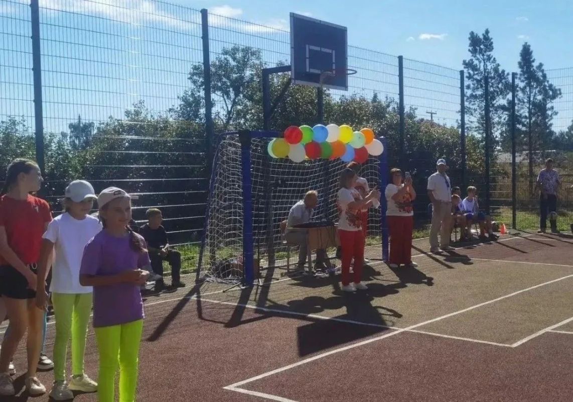 В селе Новая Красавка Лысогорского района торжественно открыли новую спортивную площадку В селе Новая Красавка Лысогорского района торжественно открыли новую спортивную площадку