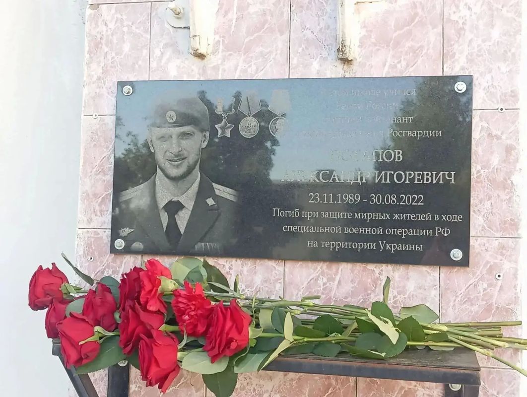 В Саратовской области военнослужащие и сотрудники Росгвардии почтили память бойцов, погибших при исполнении воинского и служебного долга В Саратовской области военнослужащие и сотрудники Росгвардии почтили память бойцов, погибших при исполнении воинского и служебного долга