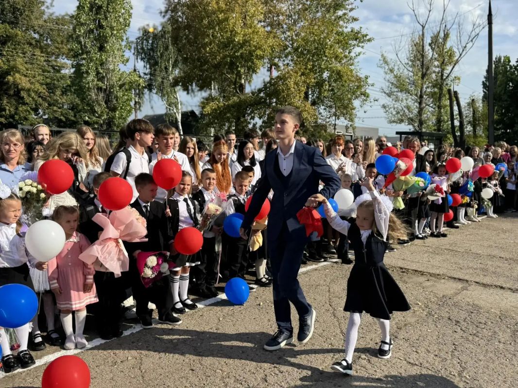 Вместе с прокурором города Энгельса Романом Яценко принял участие в торжественной линейке в школе № 19 имени Героя Социалистического Труда Ивана Петровича Кузнецова Вместе с прокурором города Энгельса Романом Яценко принял участие в торжественной линейке в школе № 19 имени Героя Социалистического Труда Ивана Петровича Кузнецова