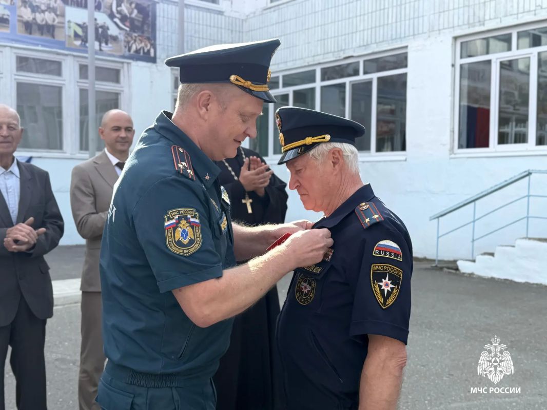В День знаний. Сегодня в школе села Вязовка им. Героя Советского Союза Е.А. Мясникова с поздравительным словом выступил заместитель начальника управления организации пожаротушения и проведения аварийно-спасательных работ... В День знаний. Сегодня в школе села Вязовка им. Героя Советского Союза Е.А. Мясникова с поздравительным словом выступил заместитель начальника управления организации пожаротушения и проведения аварийно-спасательных работ...
