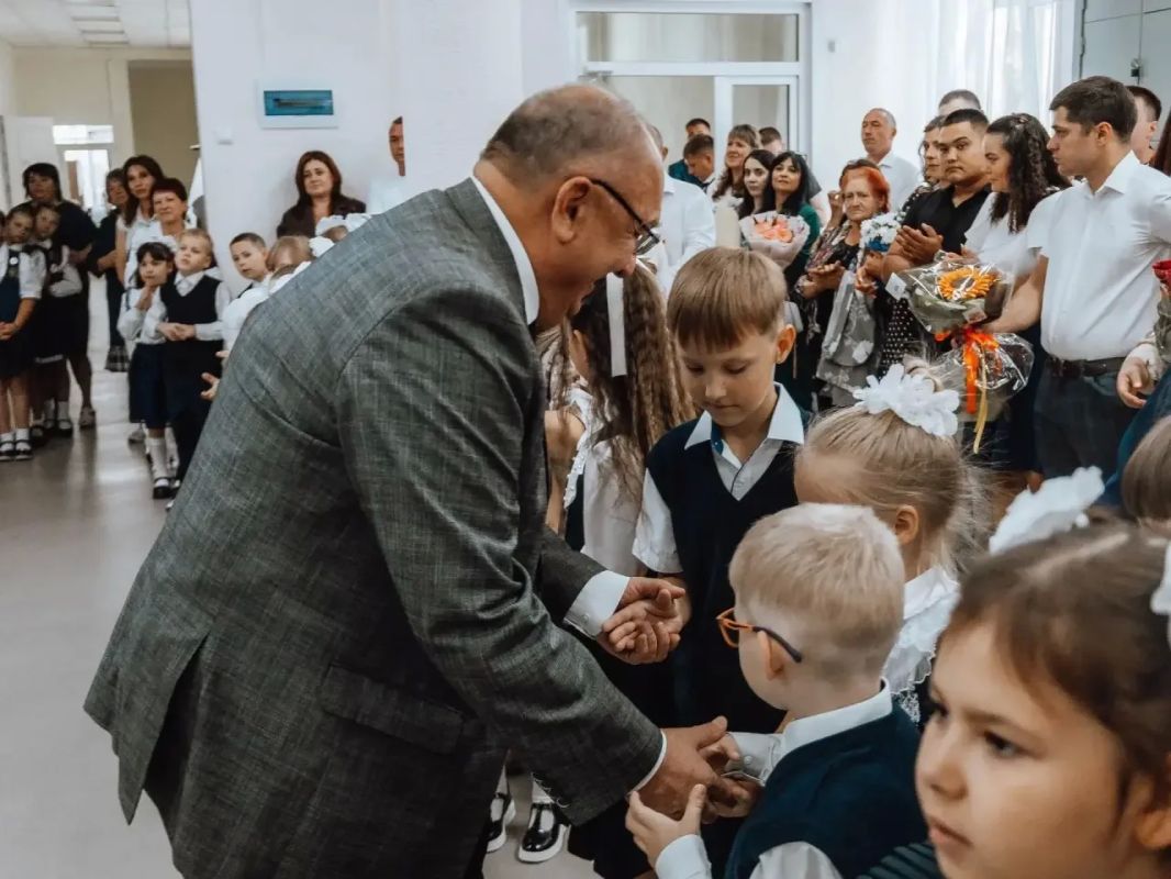 Первый звонок. Саратов переступил порог осени ярким школьным праздником Первый звонок. Саратов переступил порог осени ярким школьным праздником